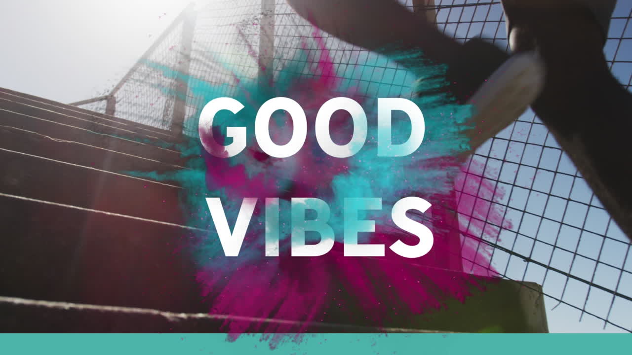 animación de buenas vibraciones texto sobre mujer caucásica caminando por las escaleras