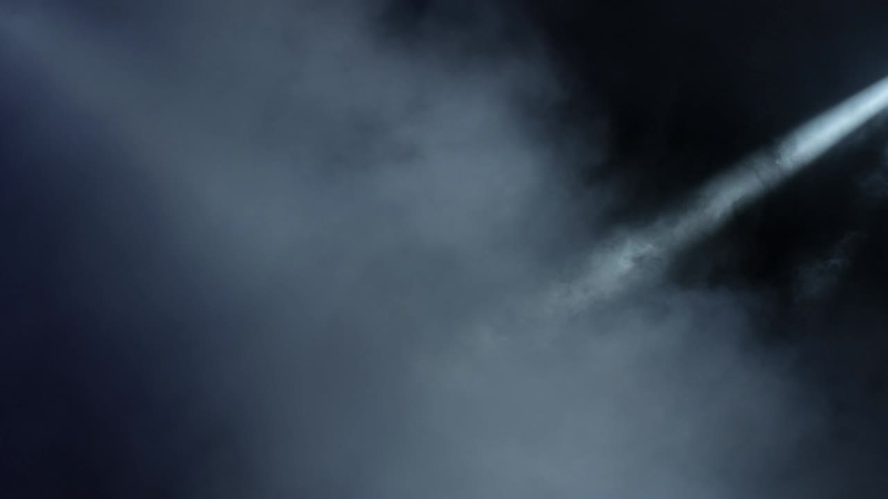 스트로브 조명이 움직이고 콘서트의 무대에서 연기가 나옵니다.