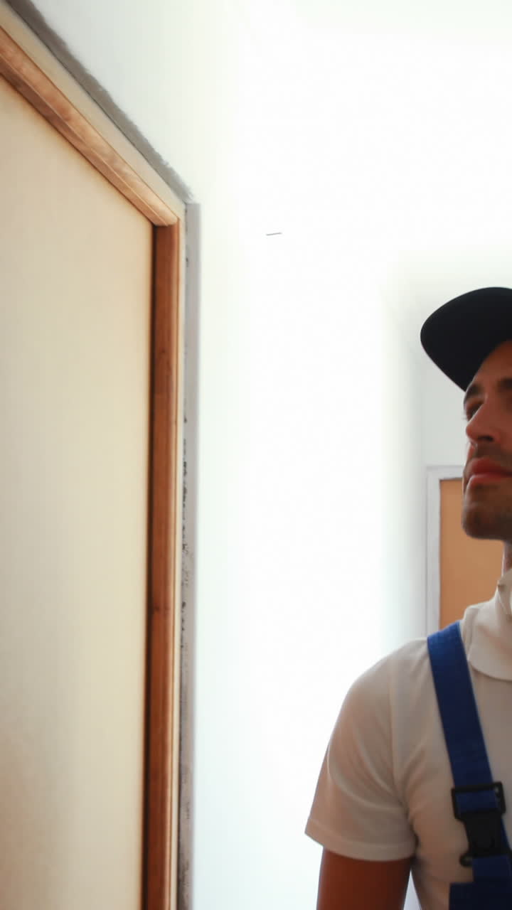 hombre comprobando la casa