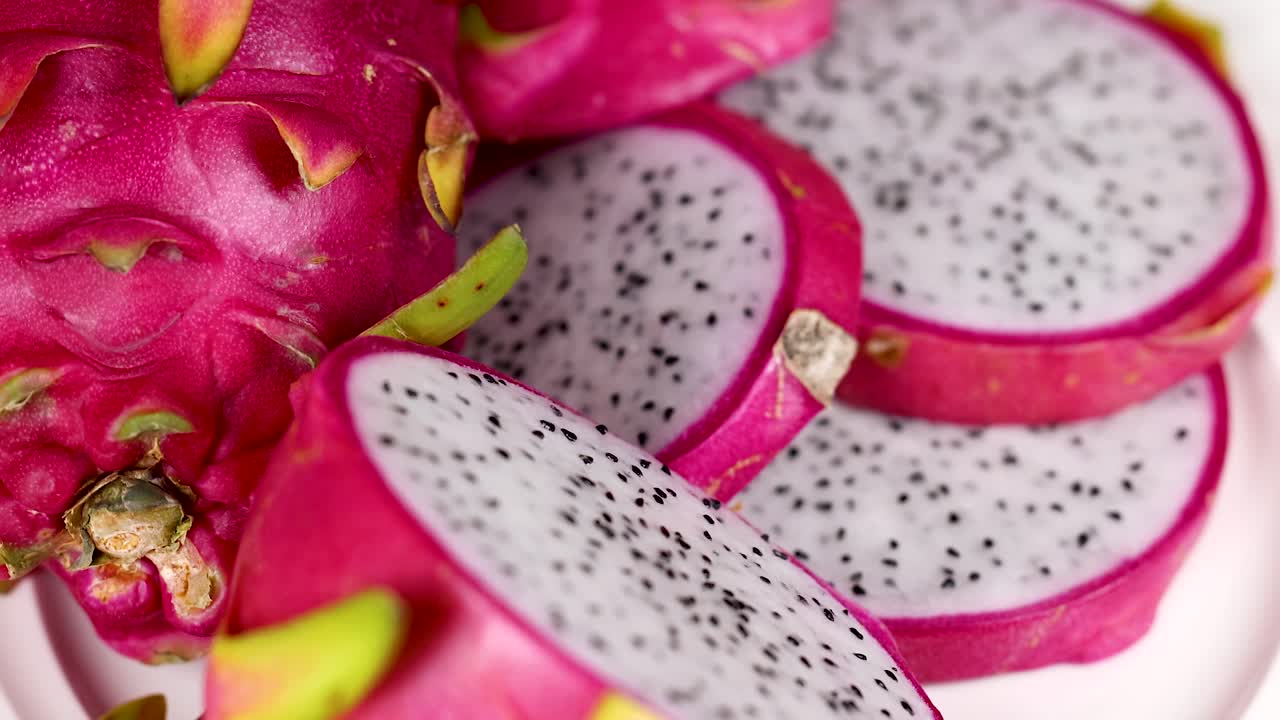 활기찬 드래곤 과일, 잘라서 아름답게 배열