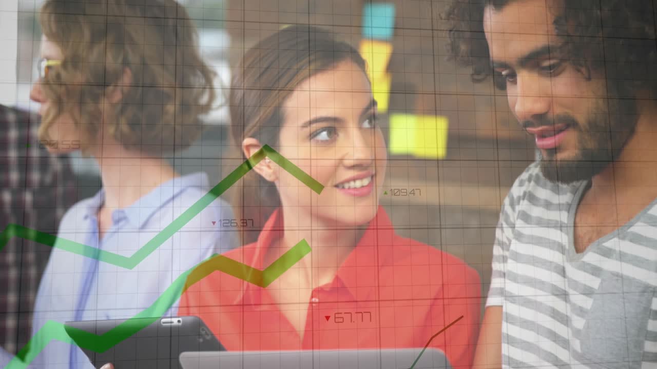 Equipo en la oficina revisando datos, un hombre con camiseta de rayas entra e inicia una animación de gráfico verde.