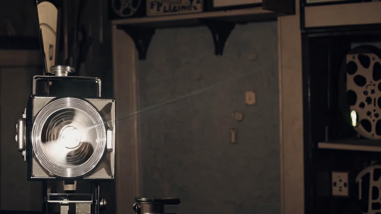 Vintage videoprojektor sänder ut en ljusstråle i ett dunkelt rum