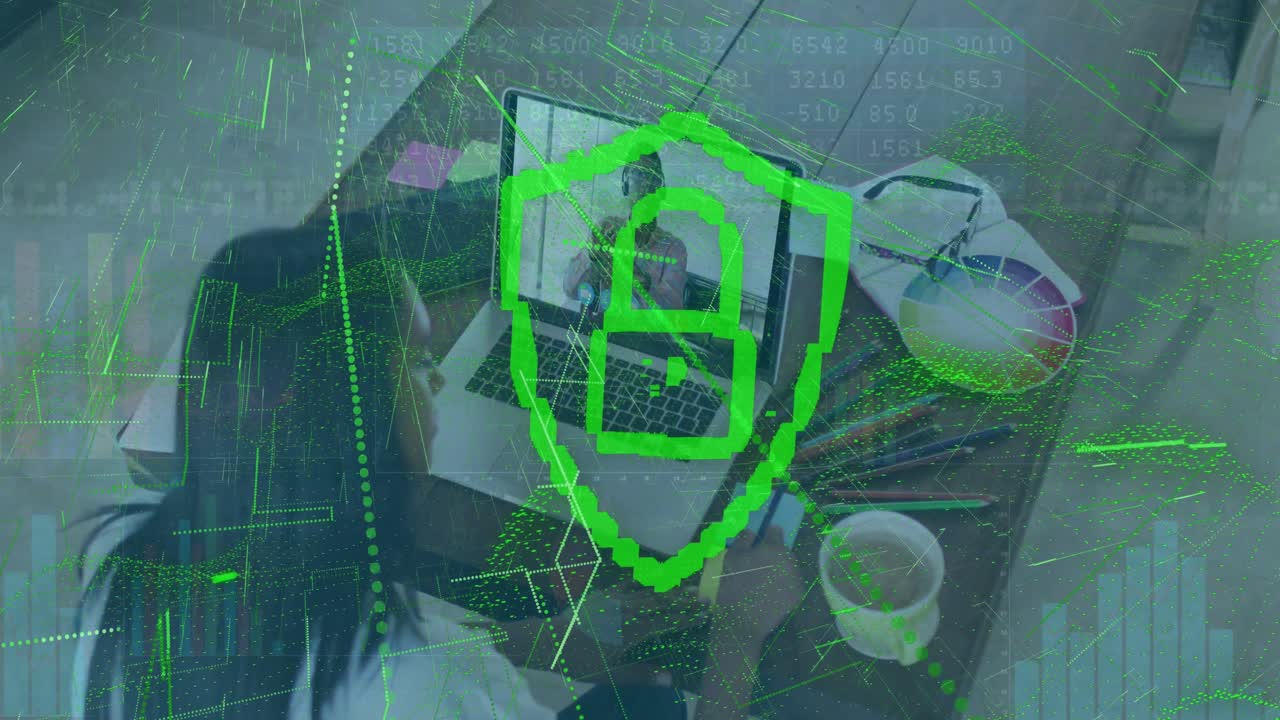 animación del candado en el escudo, gráficos, tabla de números, diversos compañeros de trabajo discutiendo en video llamada