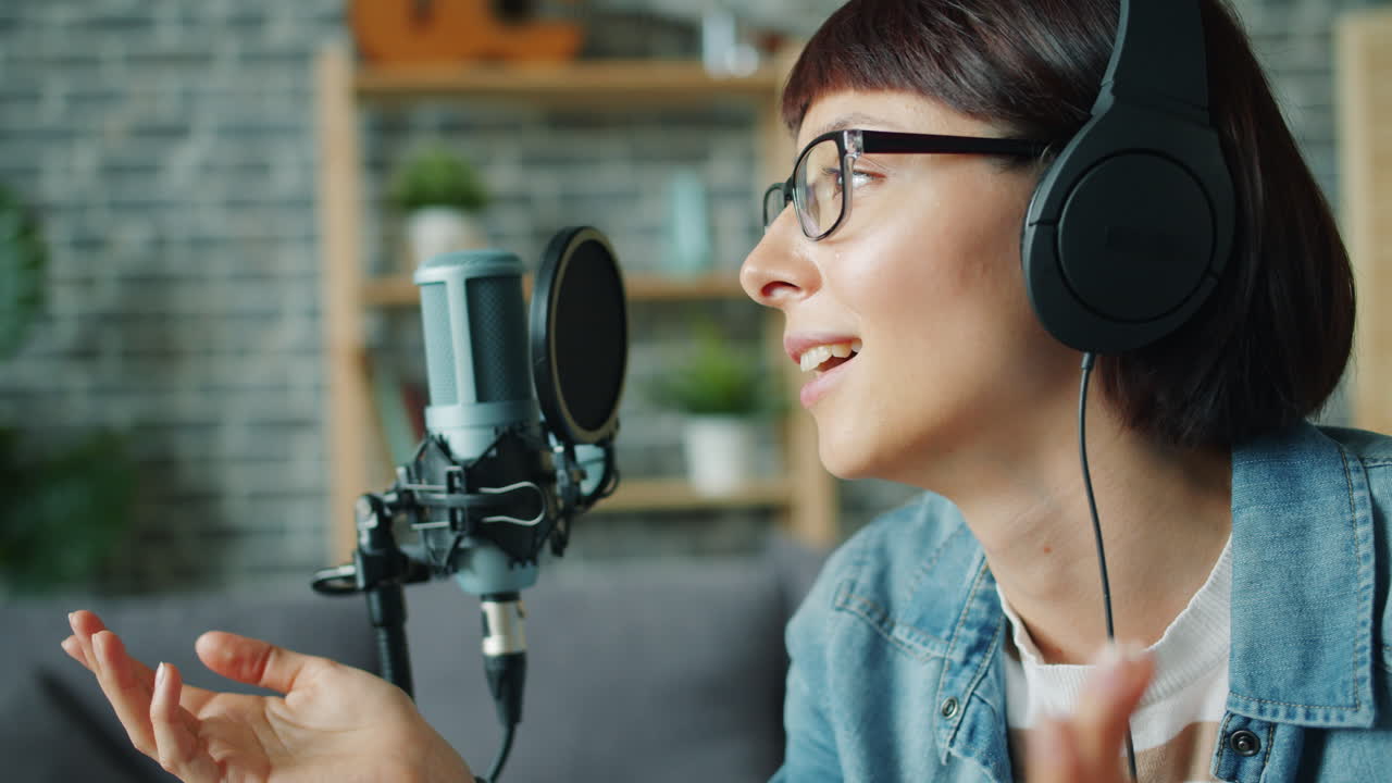 ホームスタジオでポッドキャストや音楽を録音する女性