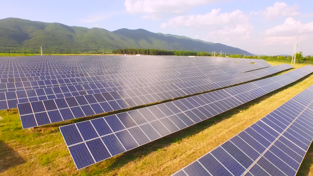 ферма солнечных панелей в горах