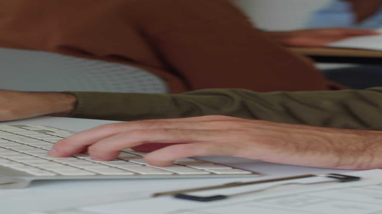 Mani di sviluppatore che programmano codice al computer
