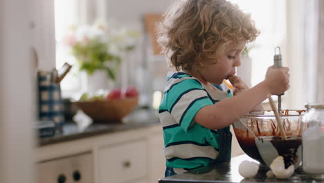 Fröhlicher-Kleiner-Junge,-Der-In-Der-Küche-Backt-Und-Zutaten-Für-Hausgemachte-Schokoladen-Cupcakes-Mischt-Und-Spaß-Daran-Hat,-Köstliche-Leckereien-Zuzubereiten