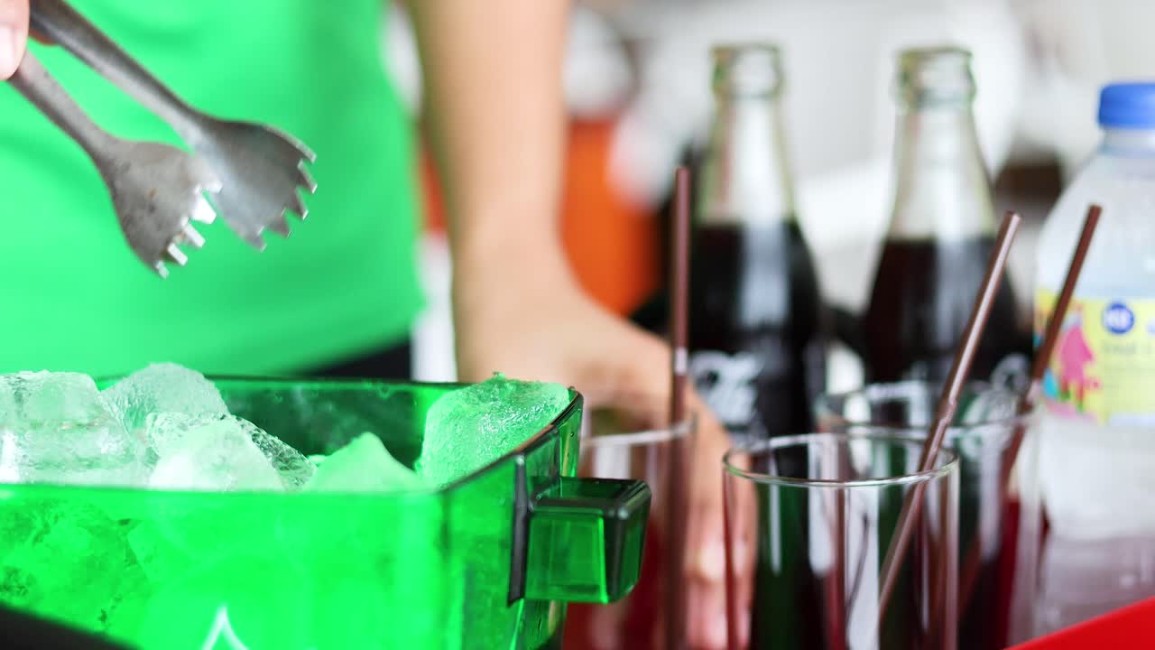 se sirven bebidas de comida callejera