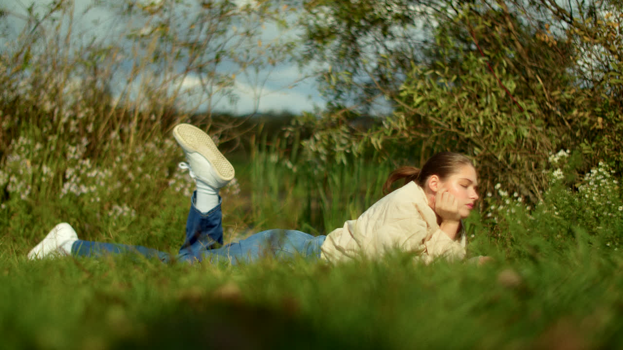 자연 속에서 휴식을 취하는 여성