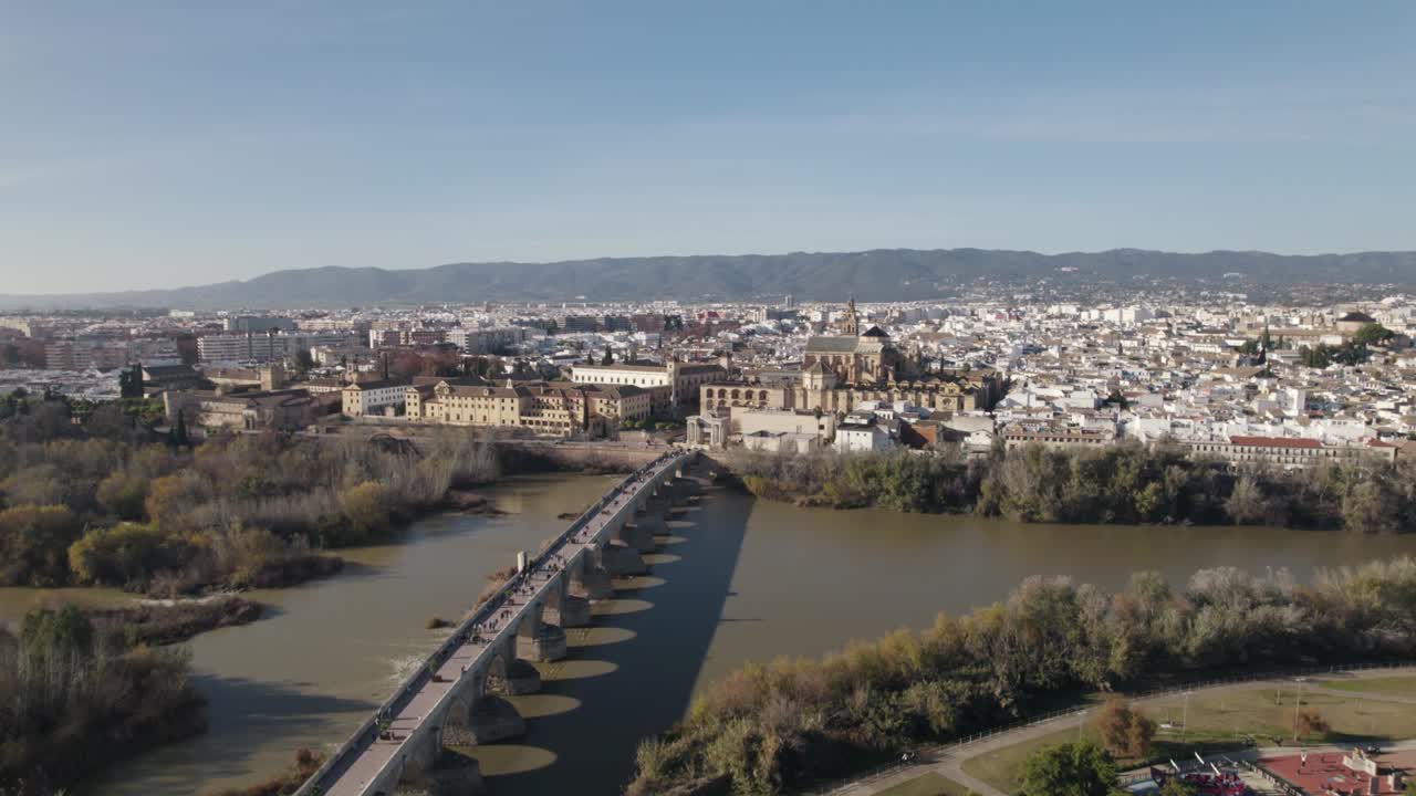 Voo de drone sobre a ponte romana em direção à Mesquita-Catedral de Córdoba.