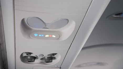 Individuelles-Passagierpanel-Im-Flugzeug-Mit-Dem-WLAN-Logo