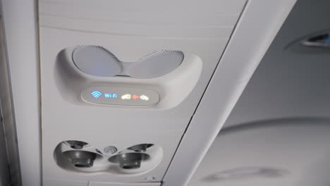panel individual de pasajeros en el avión con el logo wi-fi