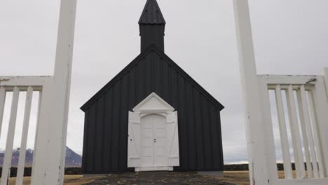 entrez dans l'église noire du territoire de budir par une arche de bois un jour nuageux.