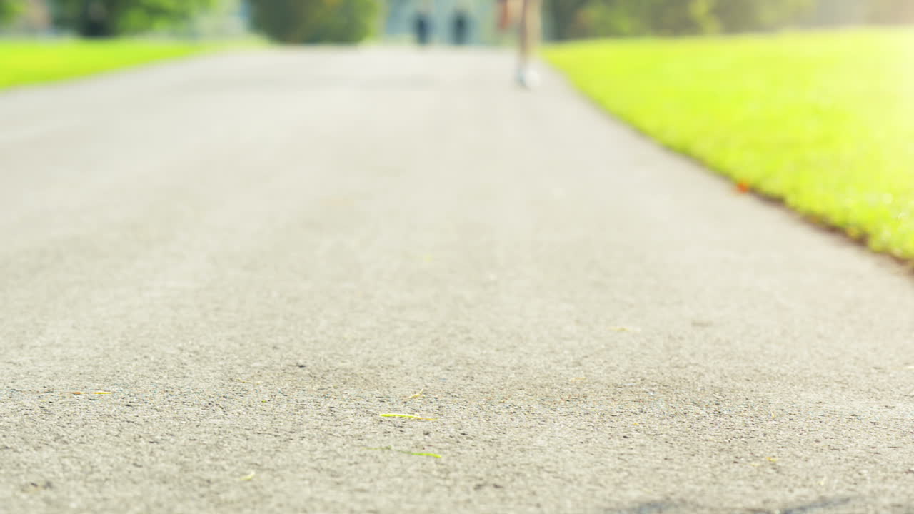 가까이 가서 달리는 사람 의 발 이 야외 에서 달리고 있다