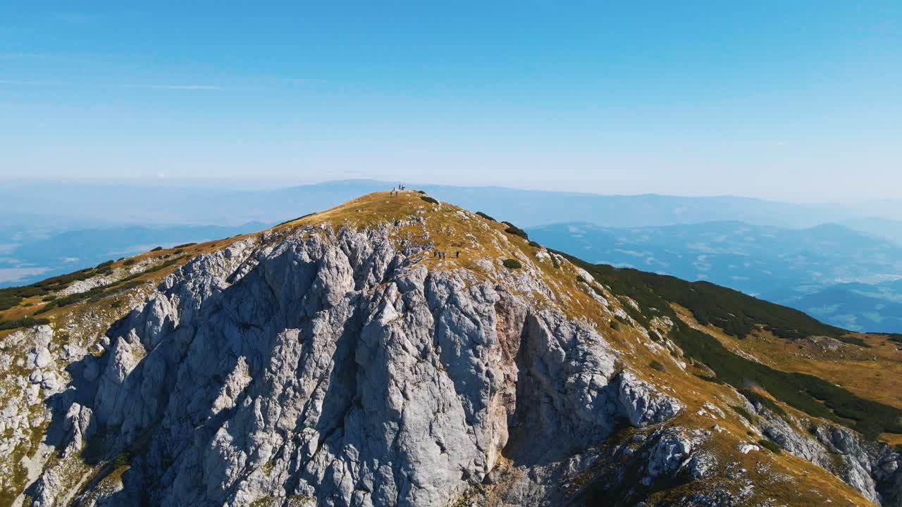 impresionantes imágenes de drones 4k de la silla de montar debajo de kordezeva glava - montaña peca en la cordillera de karavanke