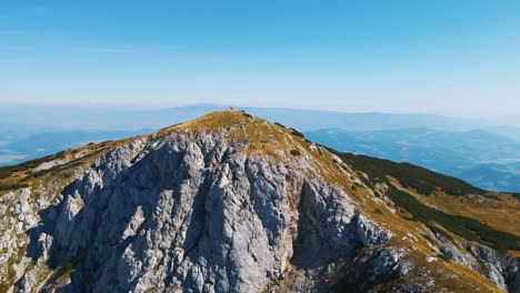 Impresionantes-Imágenes-De-Drones-De-4k-De-La-Silla-De-Montar-Debajo-De-Kordezeva-Glava---Montaña-Peca-En-La-Cordillera-De-Karavanke