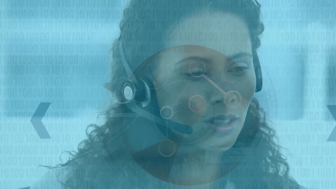 Elaborazione dati di sicurezza informatica su un'addetta all'assistenza clienti che parla al telefono con auricolare.