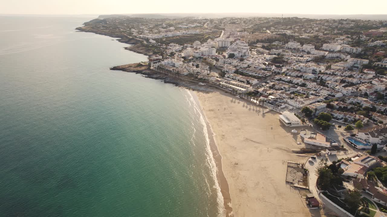 Calda e soleggiata costa di Praia da Luz, Algarve - Sorvolo aereo.