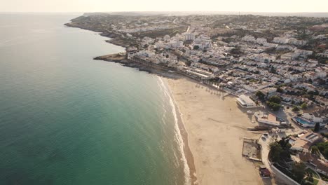 cálida y soleada playa del algarve praia da luz costa - sobrevuelo aéreo