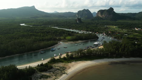 tailandia puerto de barcos turísticos en el río son, vista de avión no tripulado
