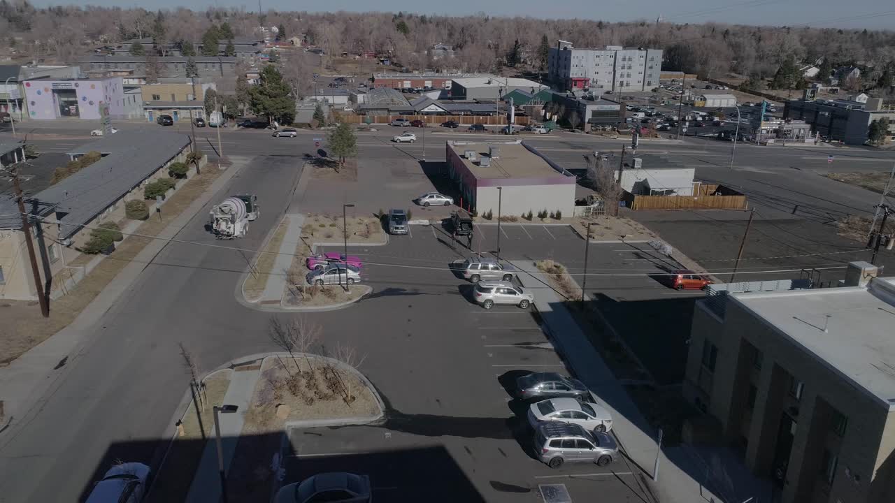 el extremo oeste de colfax en denver colorado durante el covid 19 temprano en la mañana de un martes