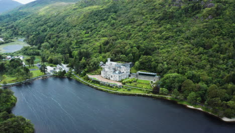 Abadía-De-Kylemore-Y-Lago-Pollacpal