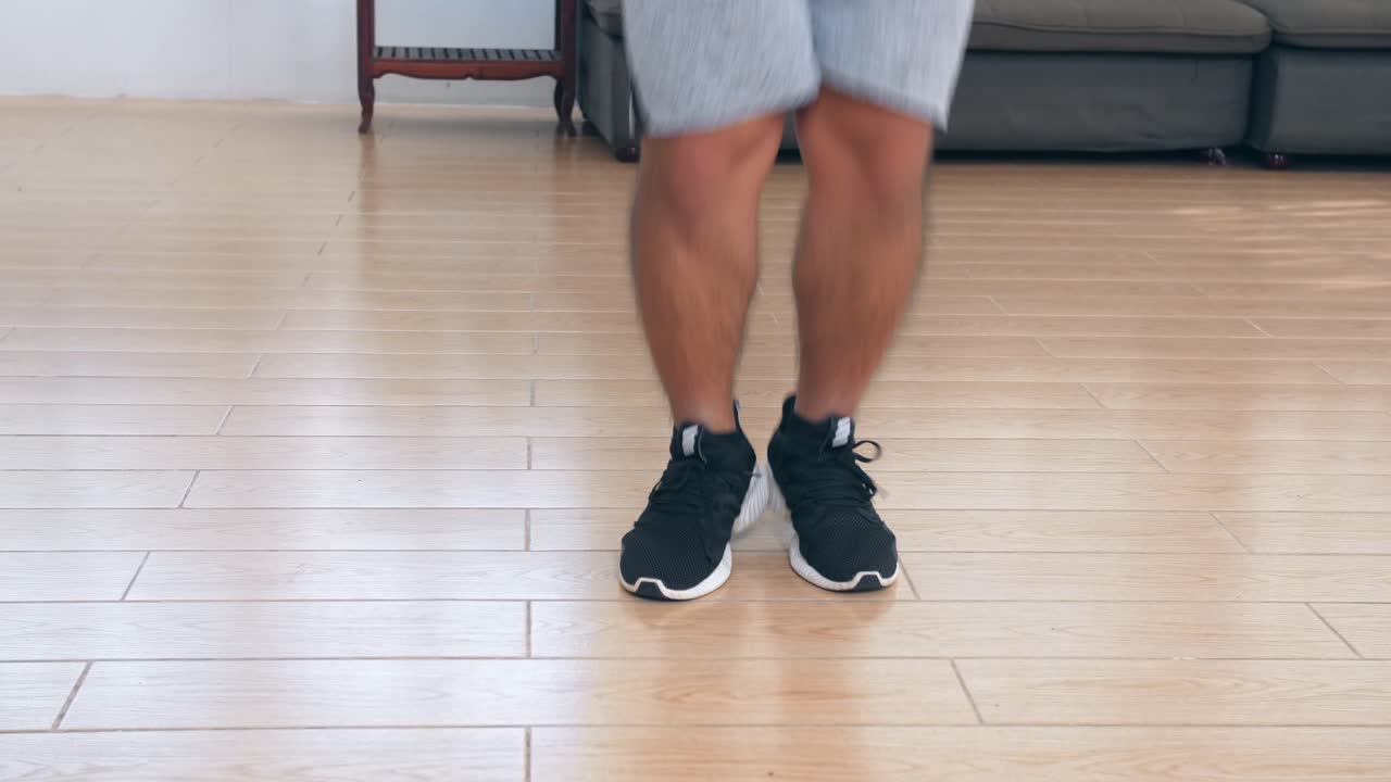 집에서 점핑 잭을 하는 남자