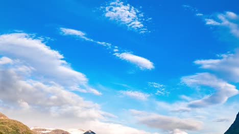 Wunderschöne-Wolken-In-Bewegung-Im-Zeitraffer-über-Den-Bergen-Norwegens