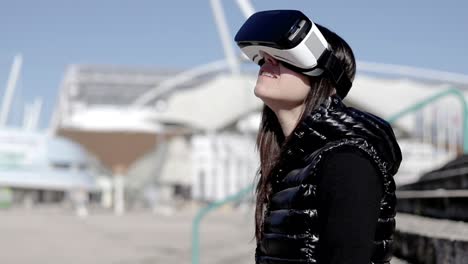 Mujer-Sonriente-Con-Auriculares-Vr-En-La-Calle