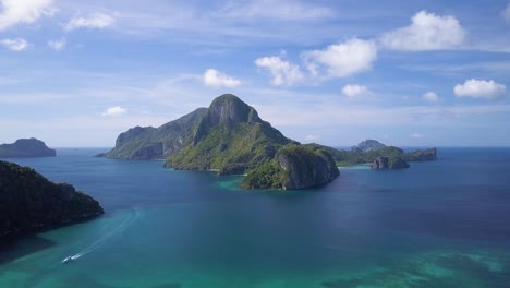 toma de seguimiento aéreo pedestal del famoso acantilado gigante de piedra caliza en el archipiélago de bacuit cerca de la ciudad de el nido, palawan, filipinas en un día soleado