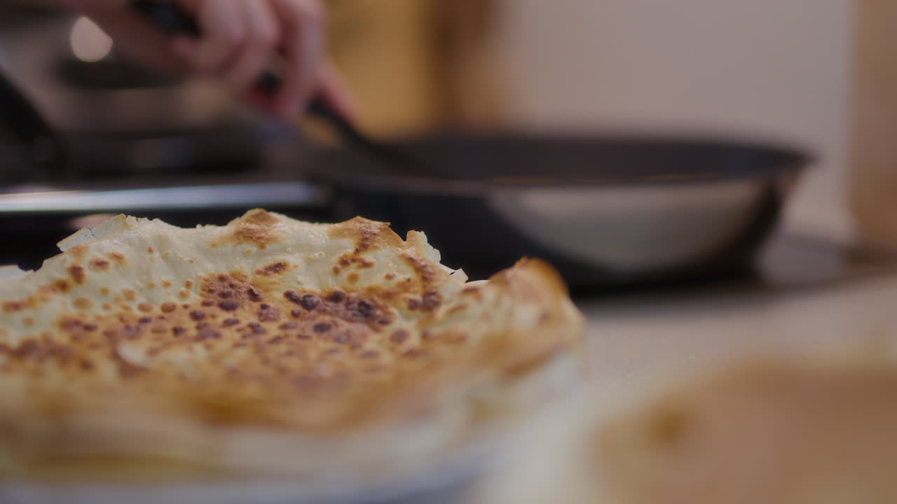 primer plano de panqueques en un plato recién horneado