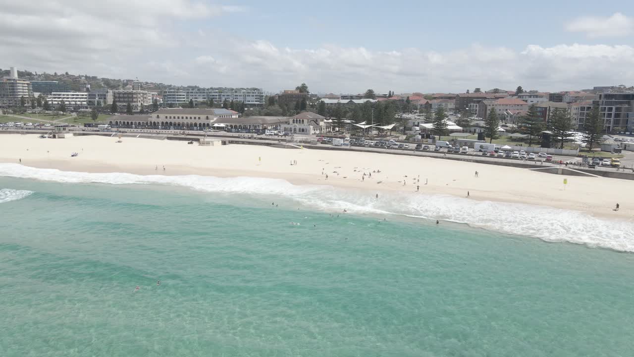 persone alla spiaggia di bondi in una soleggiata giornata estiva - sfilata di campbell e la regina elisabetta dr