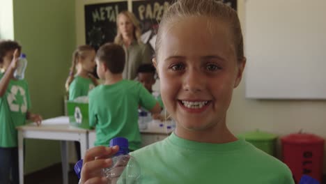 Mädchen-Trägt-T-Shirt-Mit-Recycling-Symbol-Und-Hält-Plastikflaschen-In-Der-Hand