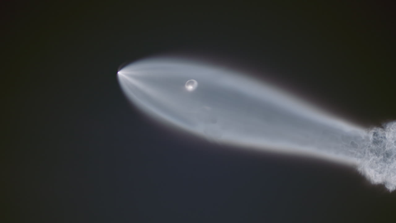 하늘을 가로지르는 로켓은 그 뒤에 넓은 꼬리를 남기고 항해한다