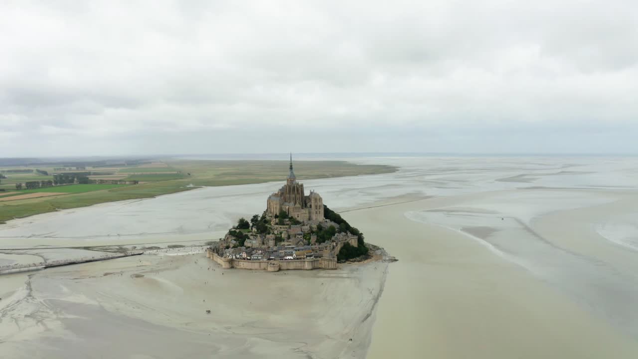 castillo de mont saint michel en francia donde muchos turistas están de pie alrededor del castillo hermoso castillo en francia