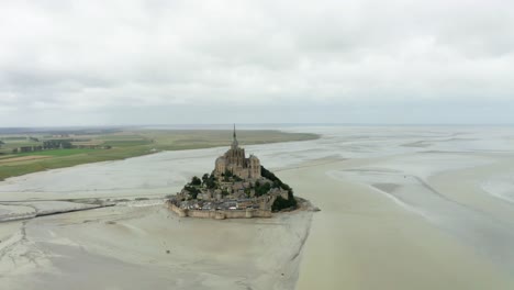 Schloss-Mont-Saint-Michel-In-Frankreich,-Wo-Viele-Touristen-Um-Das-Schloss-Herum-Stehen.-Wunderschönes-Schloss-In-Frankreich