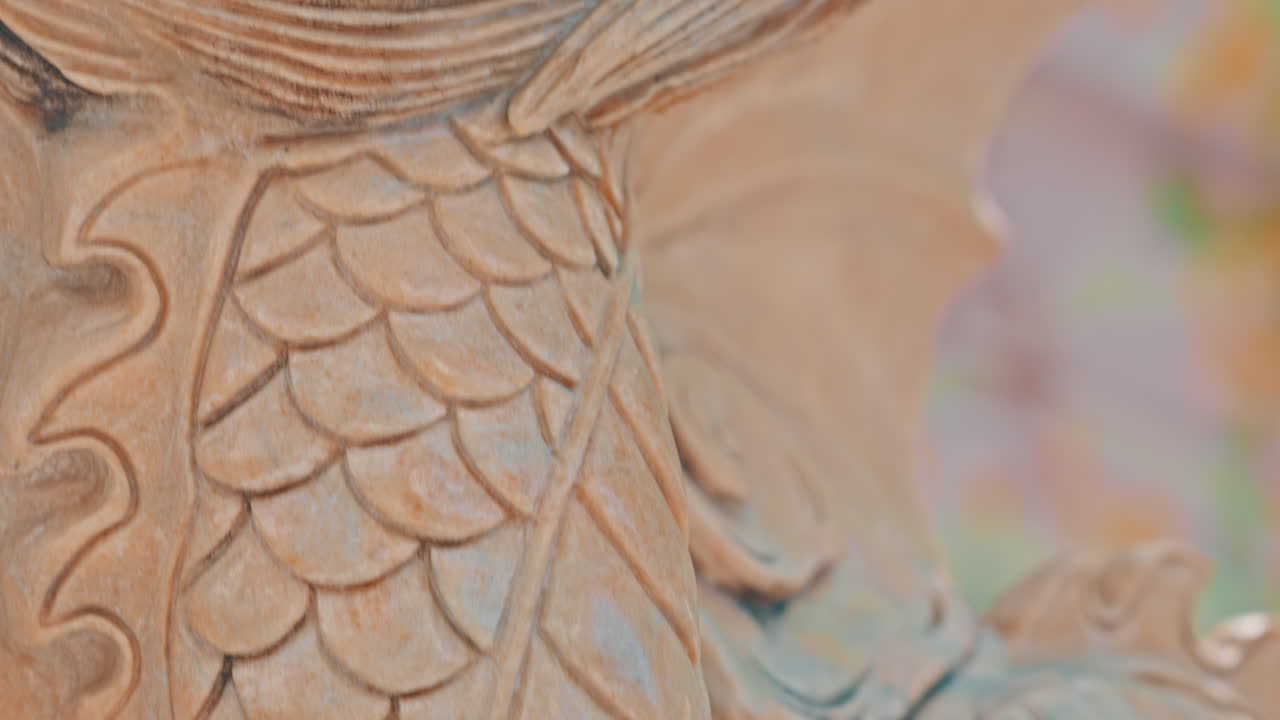 精巧な石の龍の彫刻をゆっくりとパンする映像
