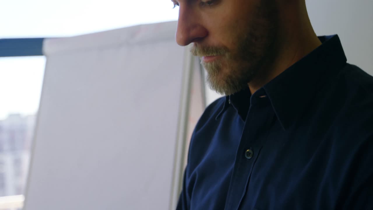 ejecutivo masculino usando tableta digital 4k