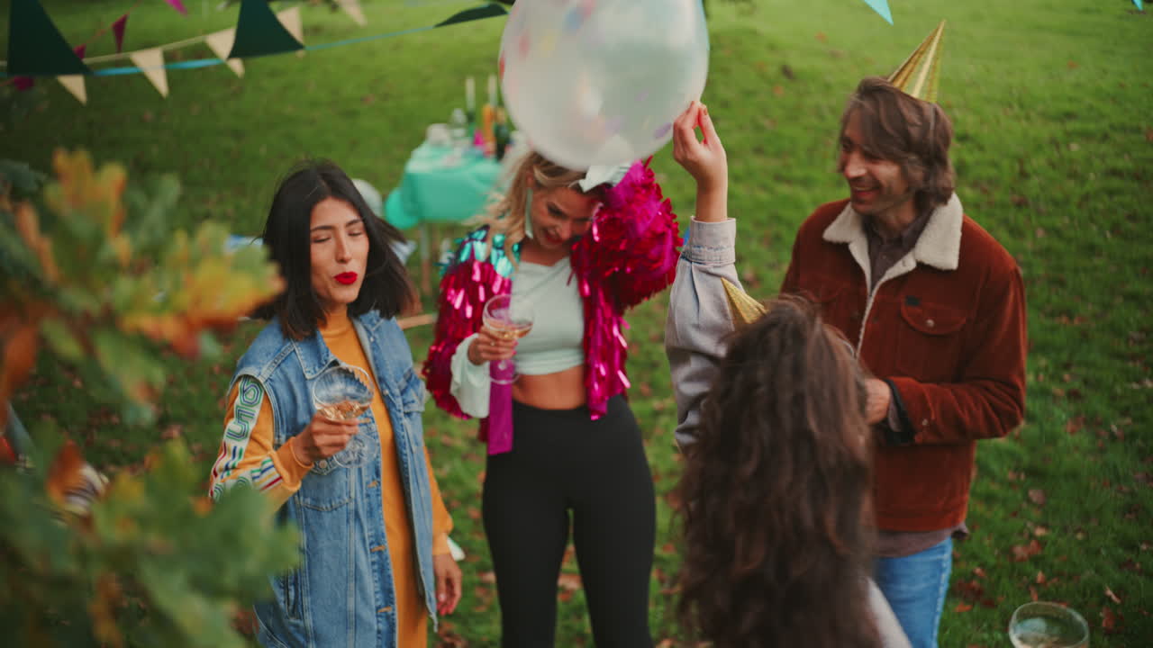 amigos celebrando al aire libre