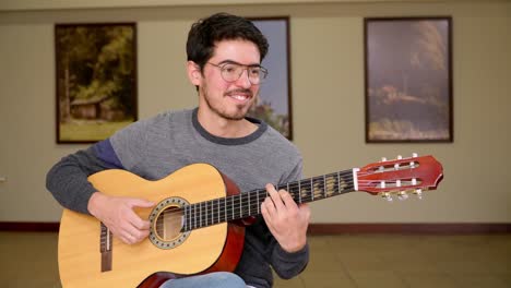 hombre tocando la bossa nova en la guitarra