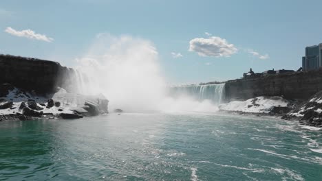 cataratas del niágara a principios de primavera, drones, volando cerca del nivel del agua, en 4k