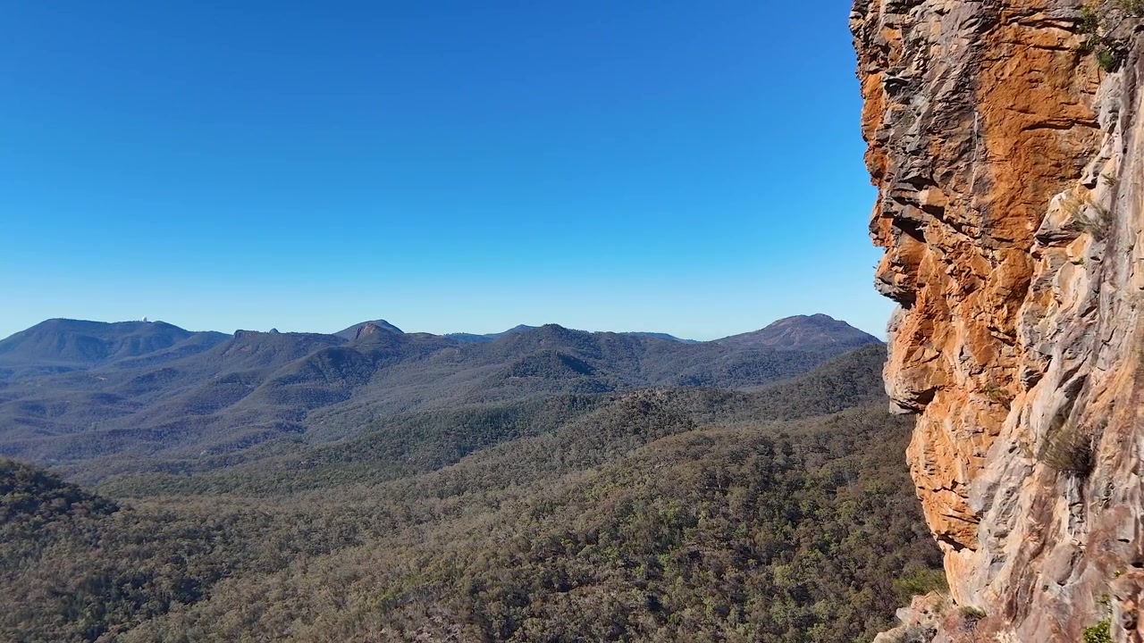 Ripresa aerea con drone di scogliere aspre e montagne nel Parco Nazionale Warrumbungle, Australia