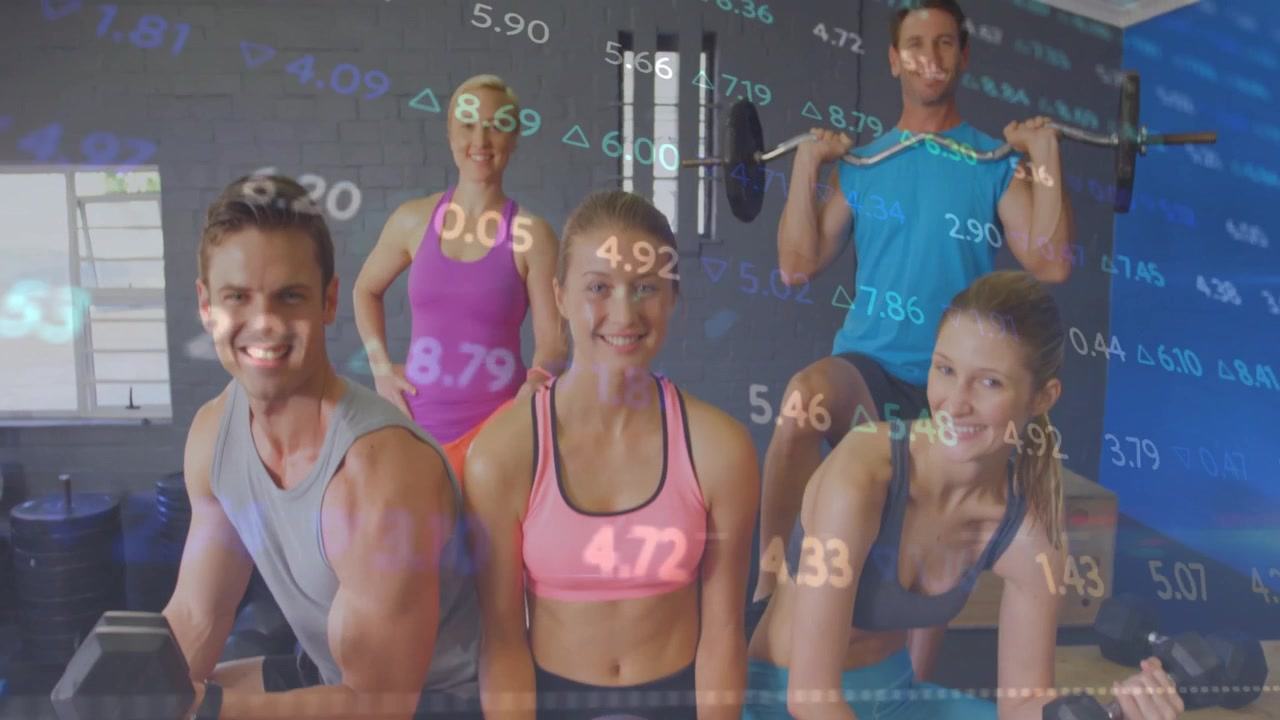 Compagni di fitness che sollevano pesi, premono una palla e poi sollevano un bilanciere dopo lo scorrimento dei dati di borsa.