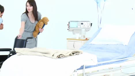 Arzt-Hilft-Einem-Kind-Ins-Bett
