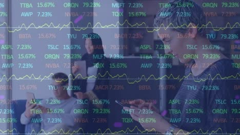 Animación-Del-Procesamiento-De-Datos-Sobre-Una-Mujer-Birracial-Usando-Un-Teléfono-Inteligente