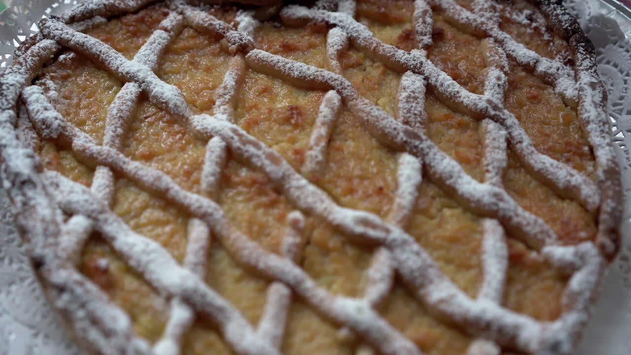 Primo piano del dolce pasquale tradizionale della famosa città italiana di Napoli chiamato pastiera napoletana 4K