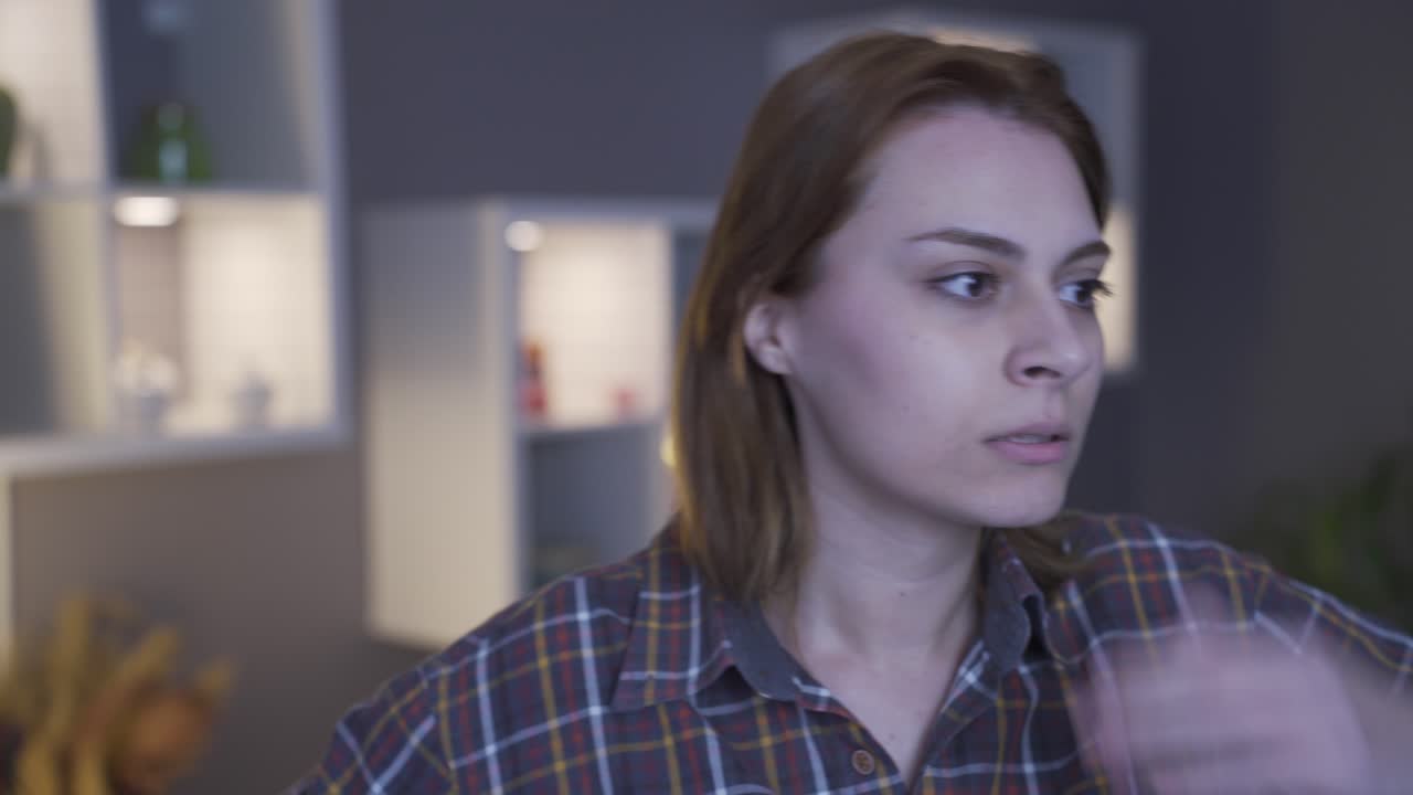 la mujer está estresada y enojada.