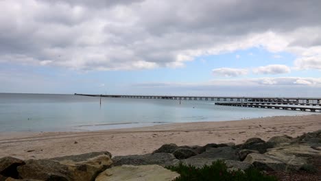 Embarcadero-De-Madera-Y-Playa-De-Busselton-En-Un-Día-Nublado,-Australia-Occidental