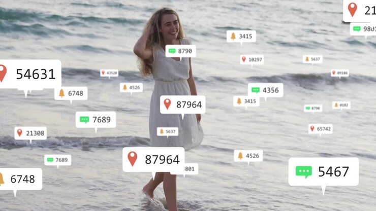 Animation af notifikationer fra sociale medier over en smilende kvinde på ferie, der plasker i havet