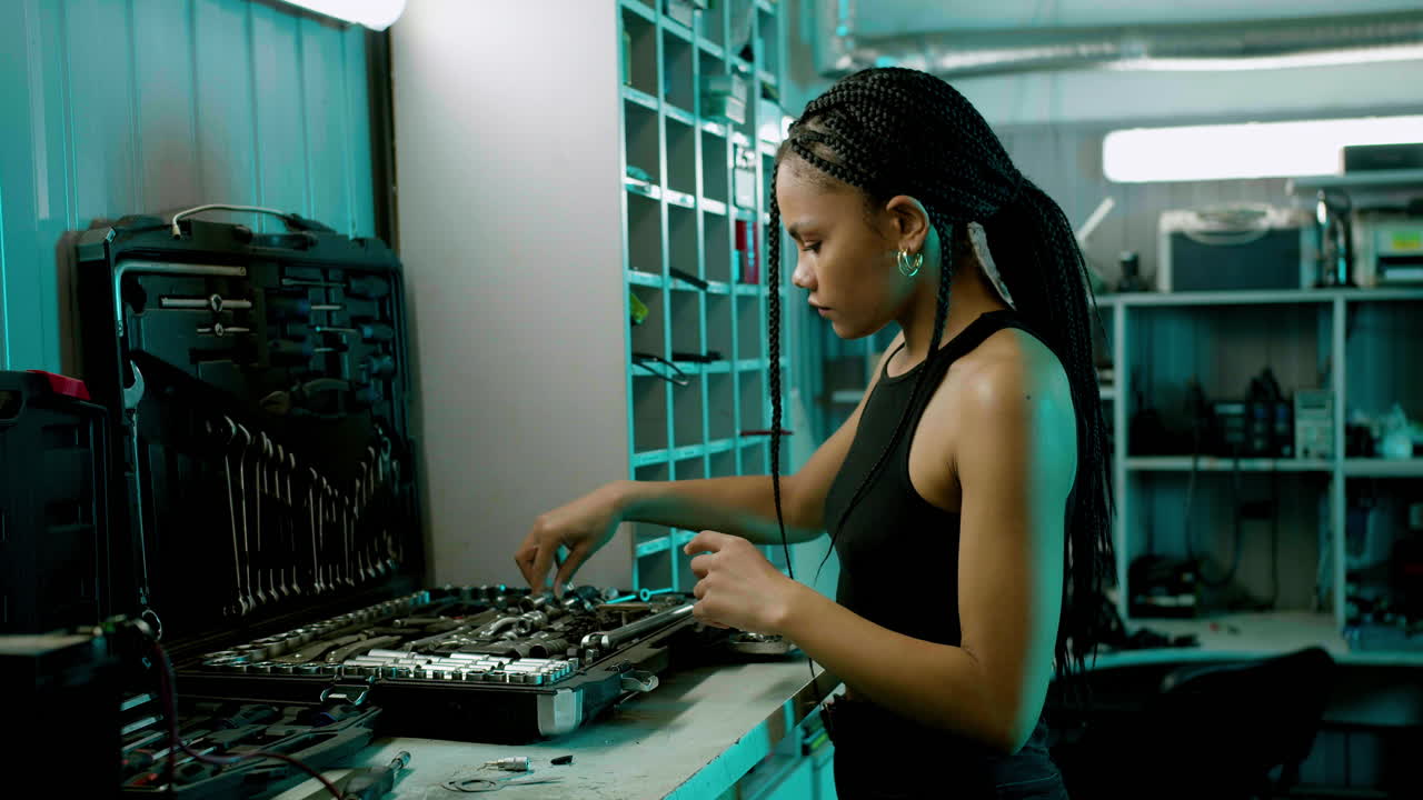 mujer tomando herramientas de la caja de herramientas